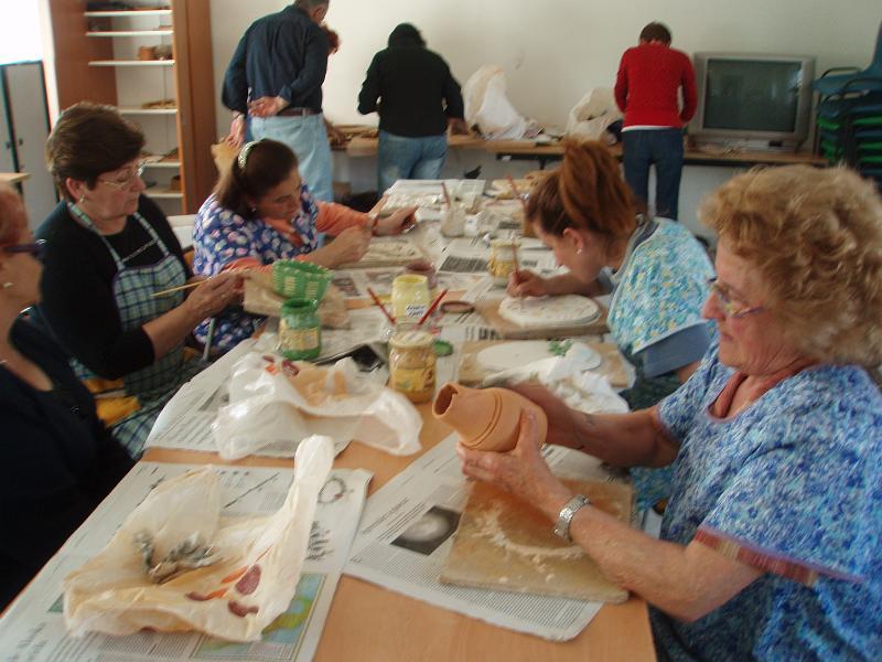 ALUMNAS DE PUENTE ARCE HACIENDO CERAMICA.JPG